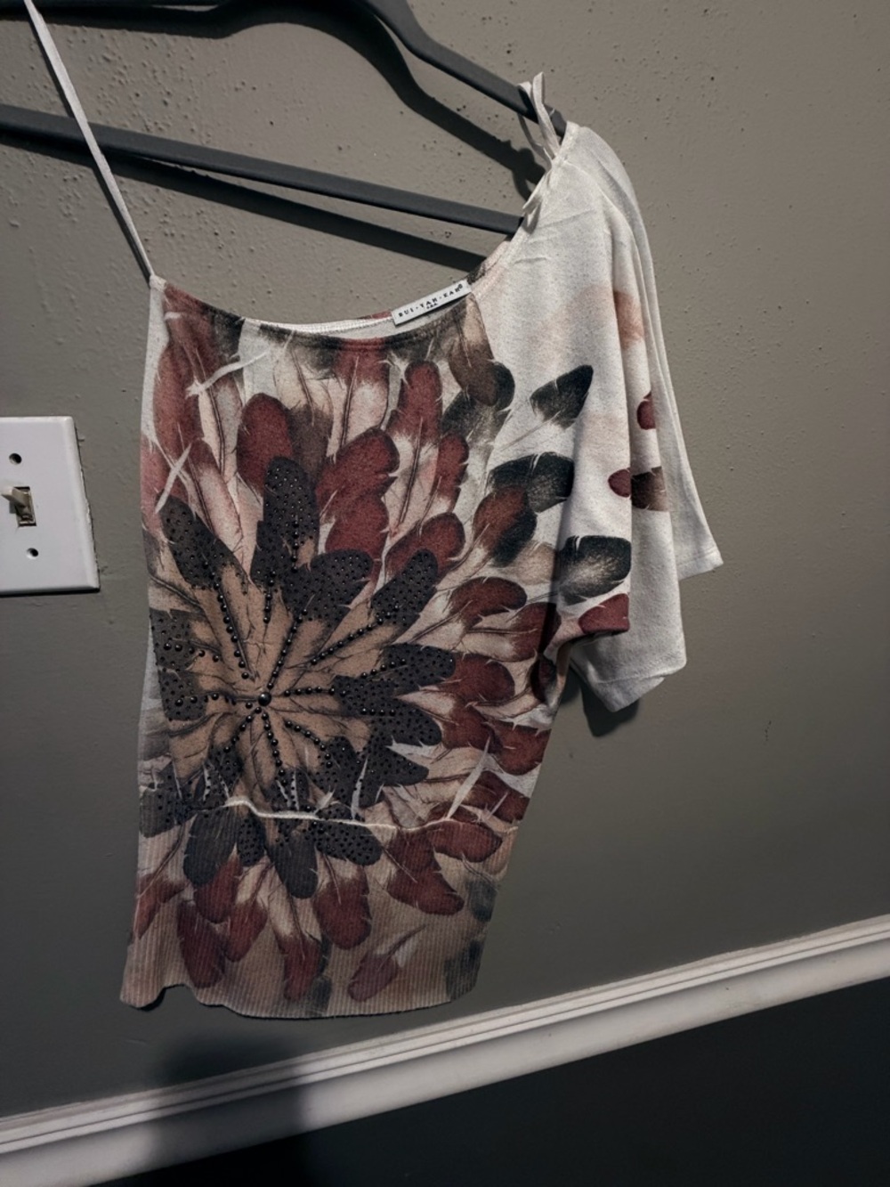 One-Shoulder Floral Print Camisole in White and Rust - Bebe